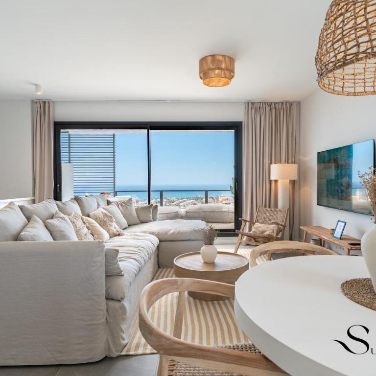Luxury 3-Bed Mijas Villa, Sea View, Pool & Jacuzzi - Casa Unifamiliar de 3 dormitorios - 2