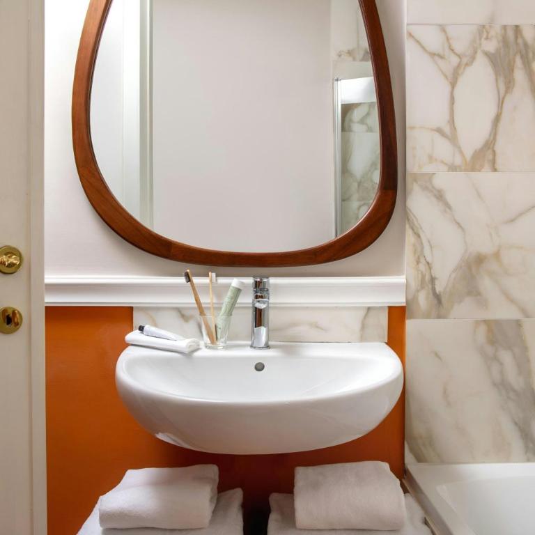 Bob W Florence Santa Croce - Original Room - 3 Person - 10