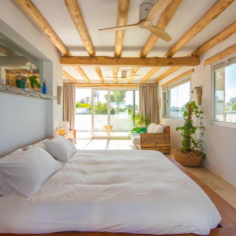 Exotic Beachfront Retreat Handcrafted Bohemian Luxury - Villa - 15