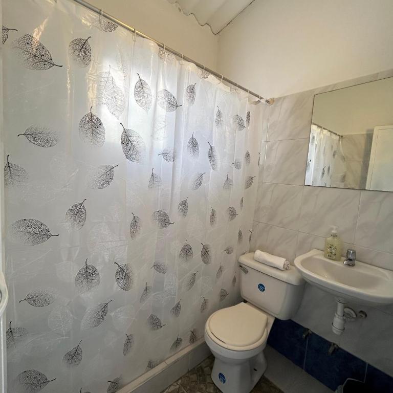 Hospedaje Las Ceibas - Habitación Doble con baño privado - 9
