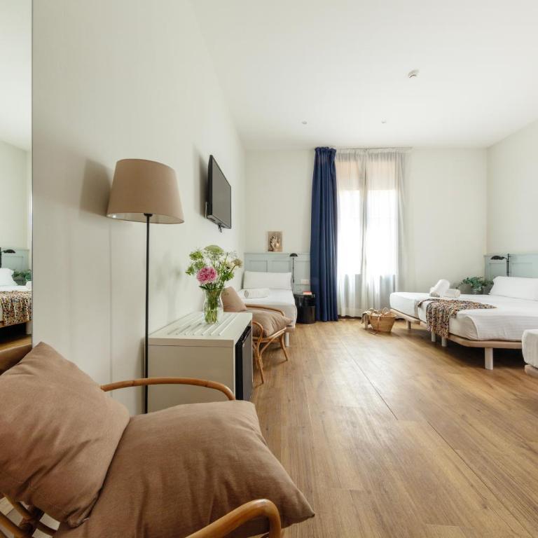 Som Nit Born - Family Room with Balcony - 24