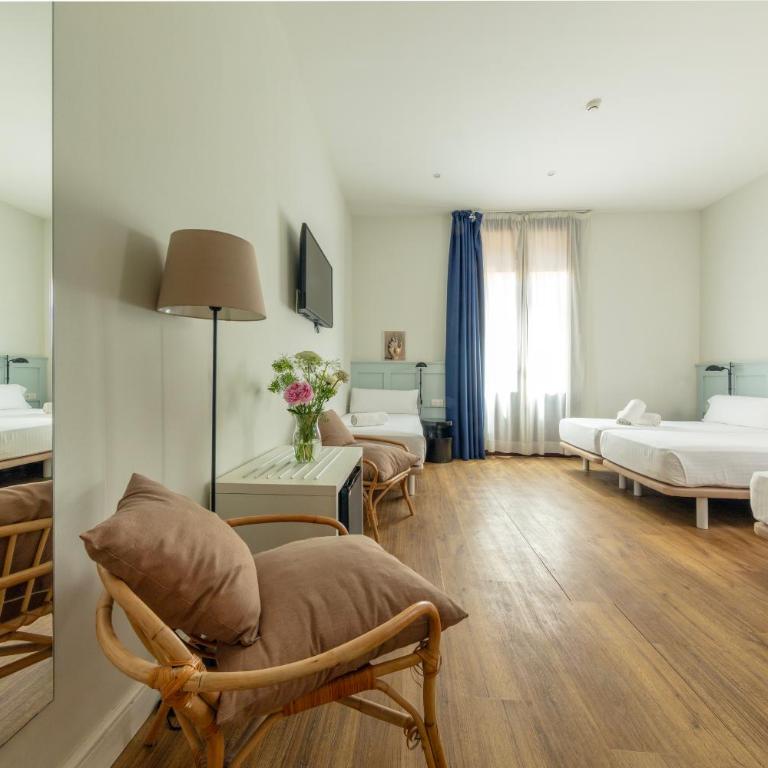 Som Nit Born - Family Room with Balcony - 26