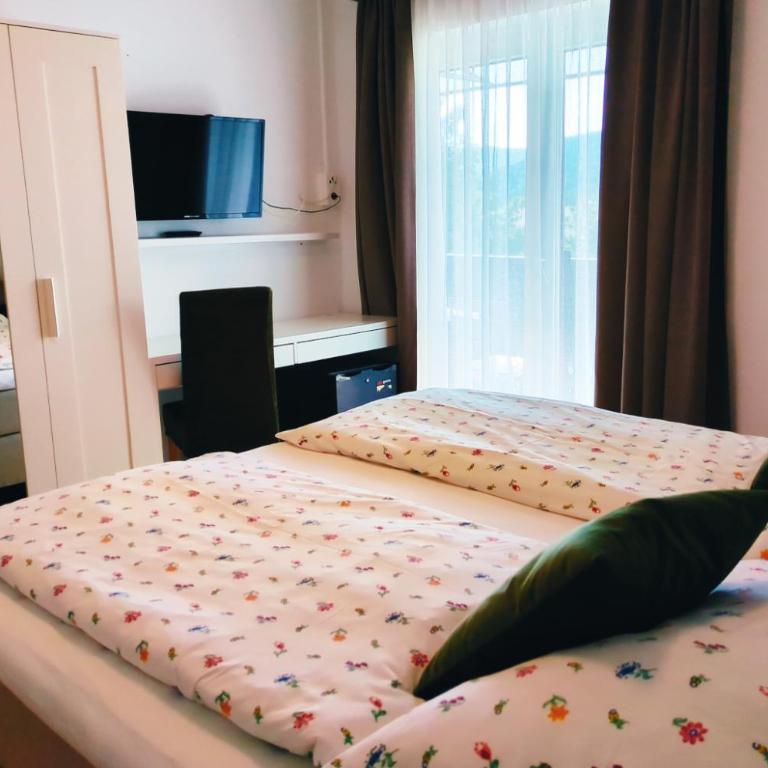 Gasthof Pension Bürger - Doppelzimmer mit Balkon - 8