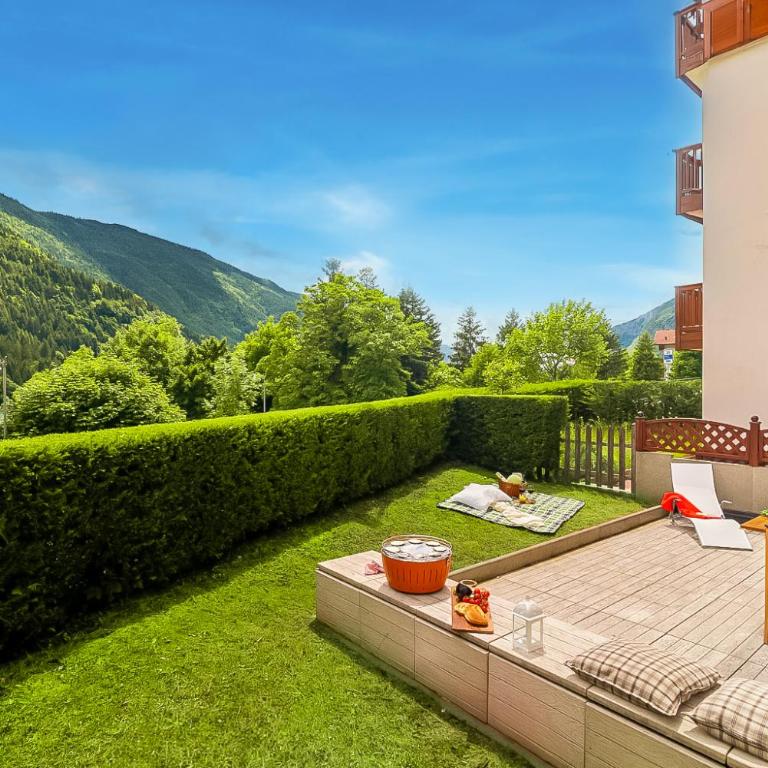 Giardino sul Lago - Vista su lago e montagne a Molveno - Appartamento con 3 Camere da Letto - 2