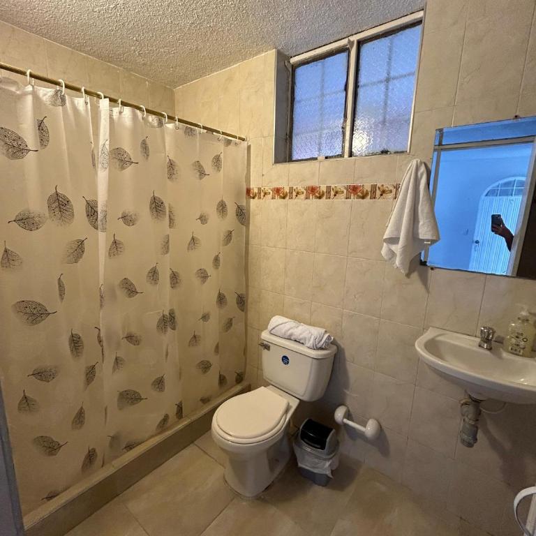 Hospedaje Las Ceibas - Habitación Familiar con baño privado - 5