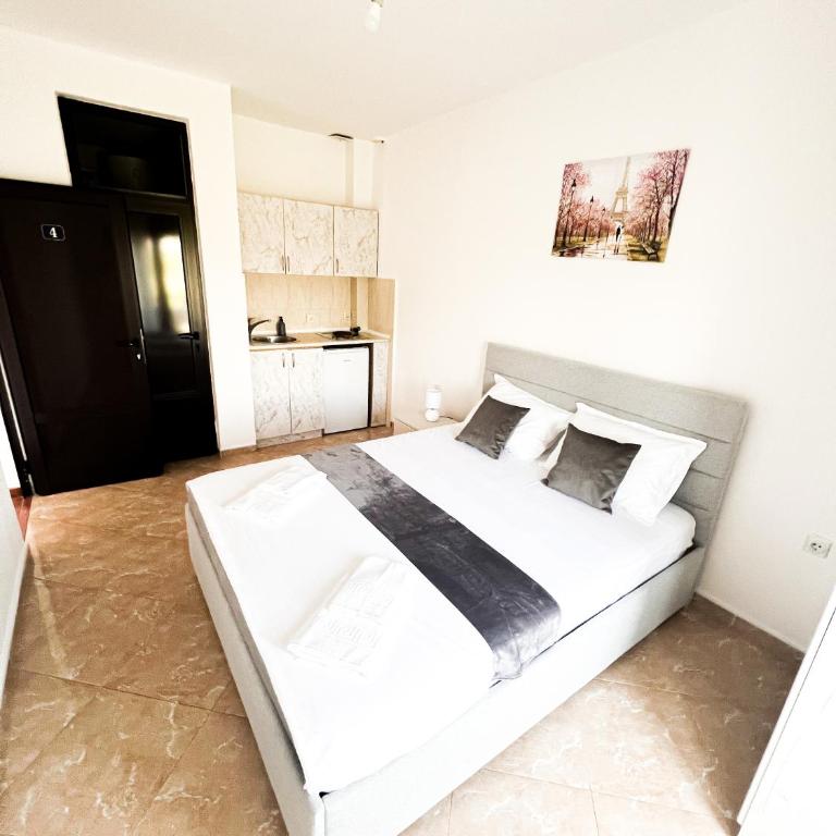 Antonios Apartments - Double Room with Terrace - 17