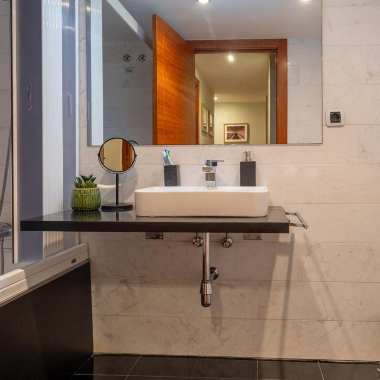 Bilbao Artklass - Three-Bedroom Apartment - 20