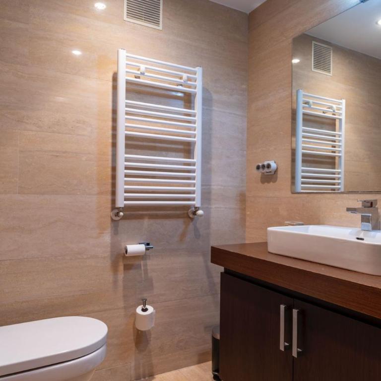 Bilbao Artklass - Three-Bedroom Apartment - 13