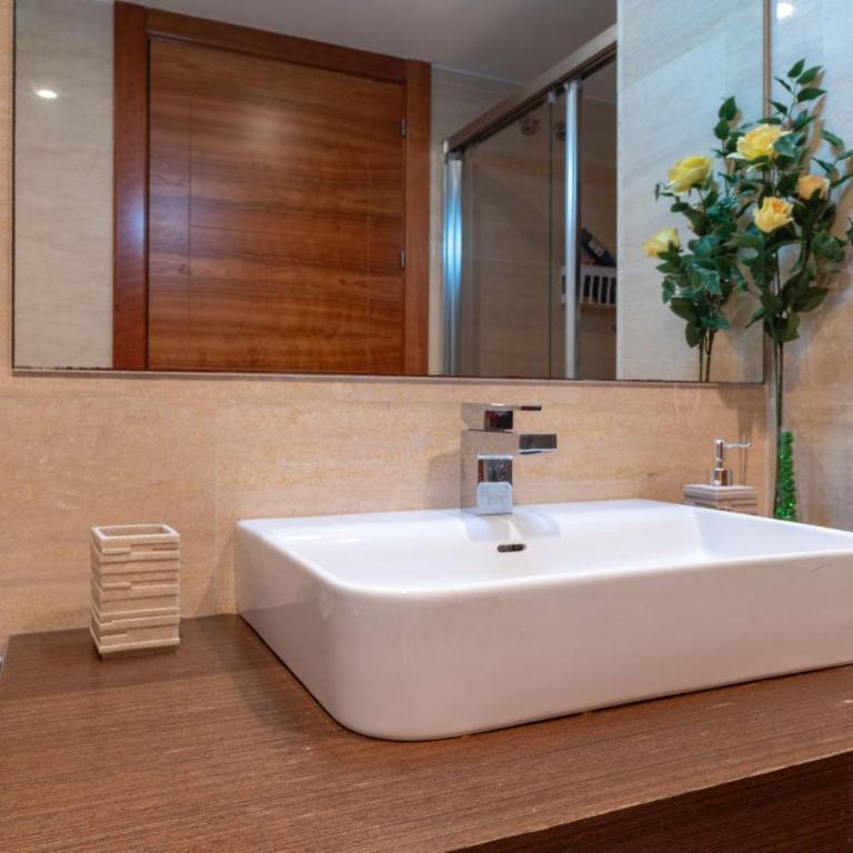 Bilbao Artklass - Three-Bedroom Apartment - 12