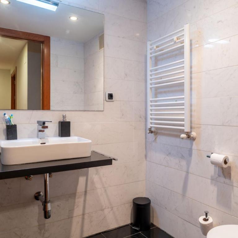 Bilbao Artklass - Three-Bedroom Apartment - 19