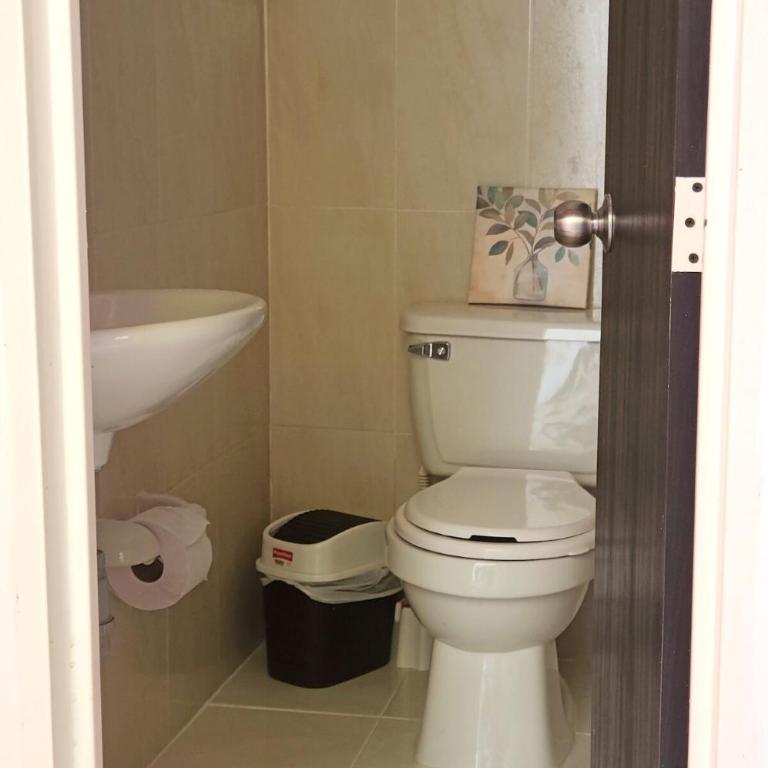 Casa con Parqueadero Privado y Central - Two-Bedroom House - 4