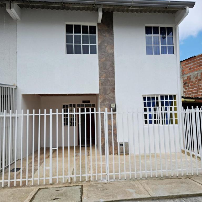 Casa con Parqueadero Privado y Central - Two-Bedroom House - 8
