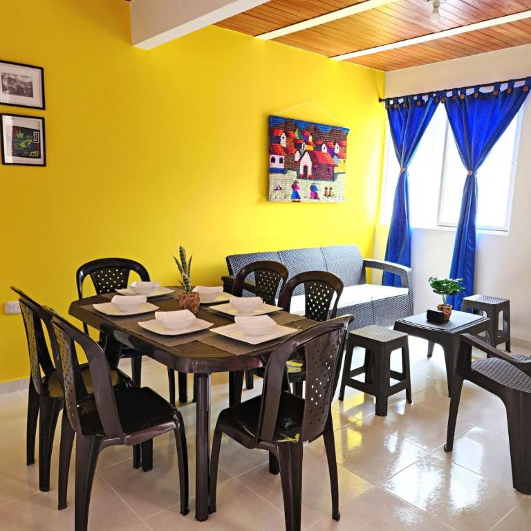 Casa con Parqueadero Privado y Central - Two-Bedroom House - 1