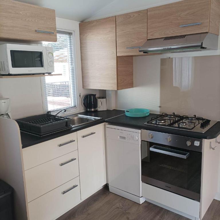 CAMPING 4 Etoiles , MER A 500 M , PISCINE LAGON, MHOME 7 PERSONNES, 3 CHAMBRES, 36 METRES CARRES ! - Mobile Home - 5