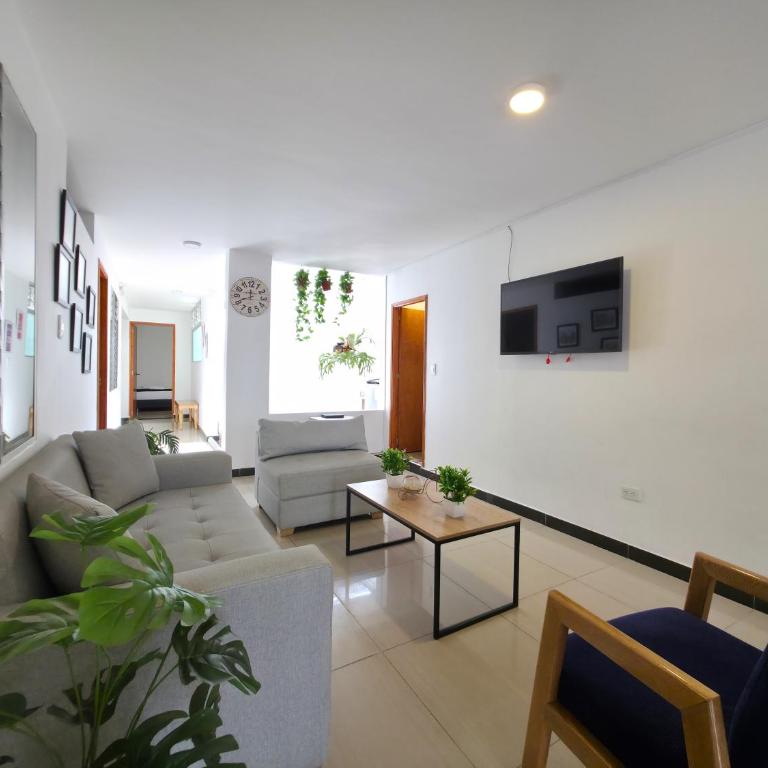 Casa amplia y cómoda cerca del Estadio y la 70 - Apartment - 4