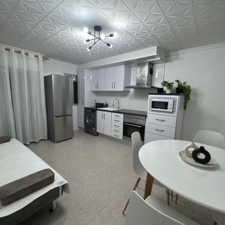 Acogedor apartamento 1ª linea playa con vistas al mar - Two-Bedroom Apartment - 10