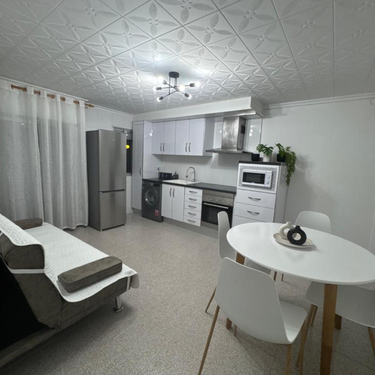 Acogedor apartamento 1ª linea playa con vistas al mar - Two-Bedroom Apartment - 14