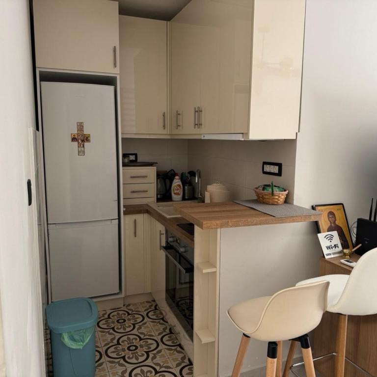 Sea Breeze Budva - One-Bedroom Apartment - 4