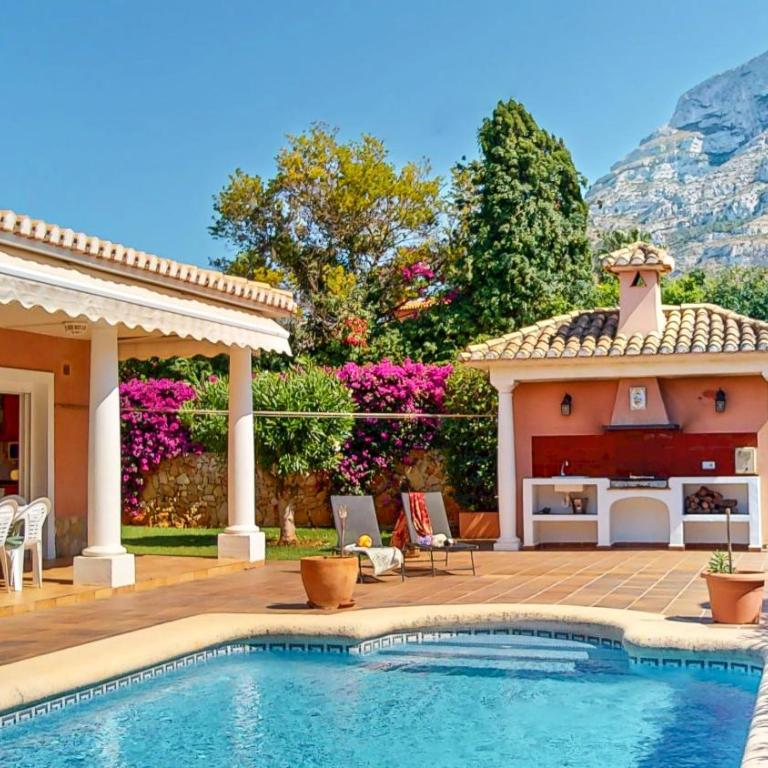 Villa Cuatro Soles en Denia, con piscina privada, jardín y terraza con barbacoa by Family Homes - Villa de 5 dormitorios - 3