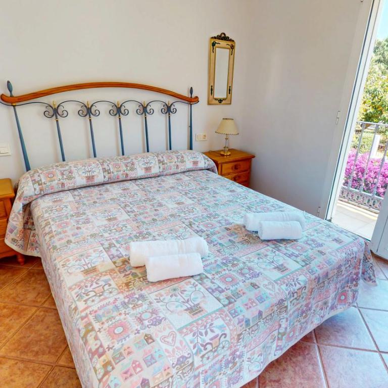 Villa Cuatro Soles en Denia, con piscina privada, jardín y terraza con barbacoa by Family Homes - Villa de 5 dormitorios - 14