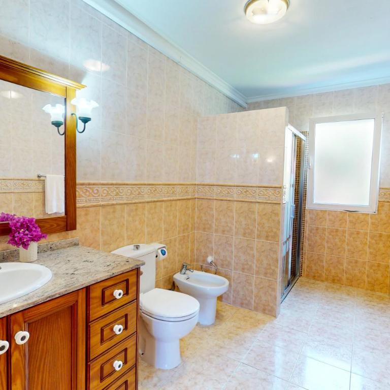 Villa Cuatro Soles en Denia, con piscina privada, jardín y terraza con barbacoa by Family Homes - Villa de 5 dormitorios - 15