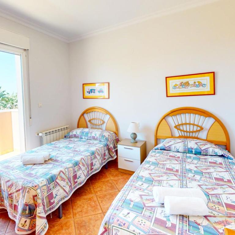 Villa Cuatro Soles en Denia, con piscina privada, jardín y terraza con barbacoa by Family Homes - Villa de 5 dormitorios - 13