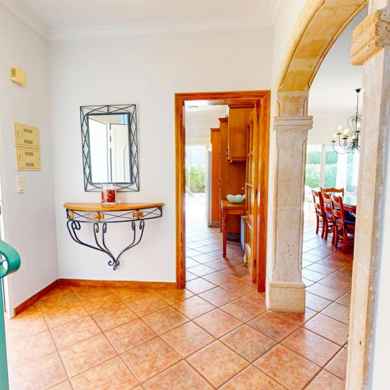 Villa Cuatro Soles en Denia, con piscina privada, jardín y terraza con barbacoa by Family Homes - Villa de 5 dormitorios - 11