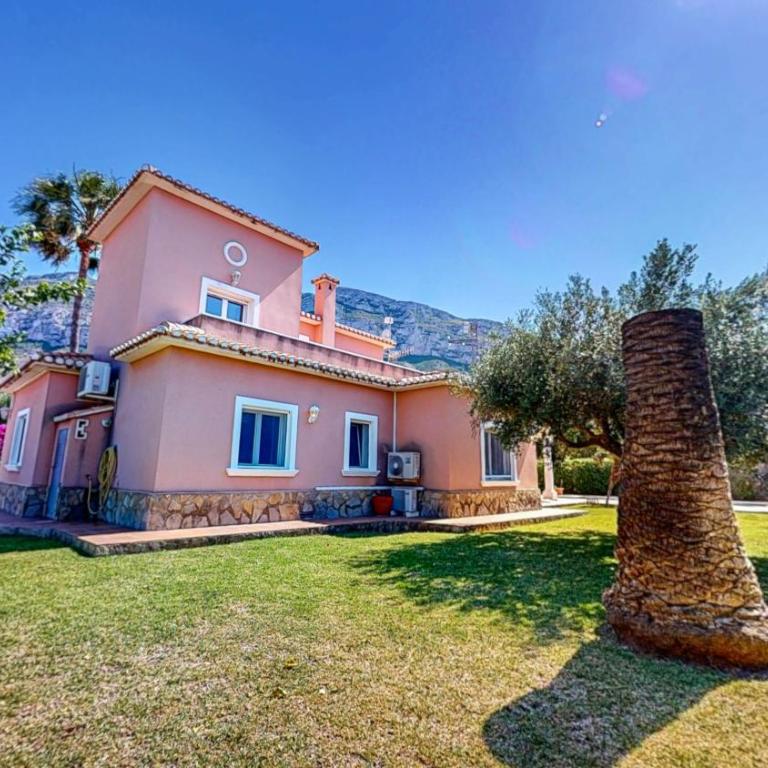 Villa Cuatro Soles en Denia, con piscina privada, jardín y terraza con barbacoa by Family Homes - Villa de 5 dormitorios - 12