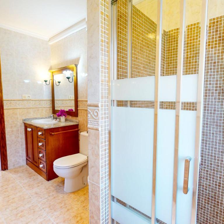Villa Cuatro Soles en Denia, con piscina privada, jardín y terraza con barbacoa by Family Homes - Villa de 5 dormitorios - 10