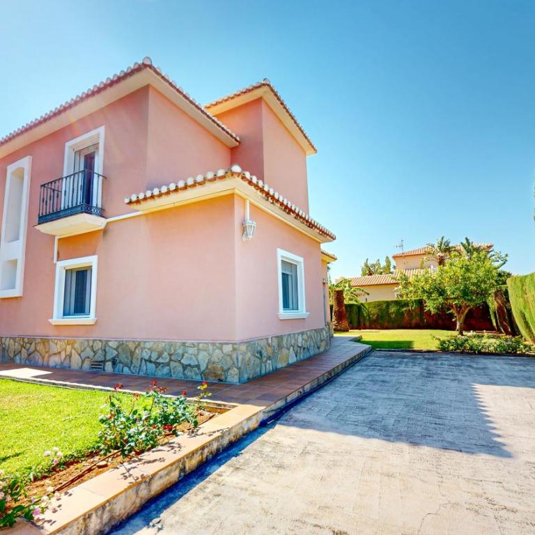 Villa Cuatro Soles en Denia, con piscina privada, jardín y terraza con barbacoa by Family Homes - Villa de 5 dormitorios - 29