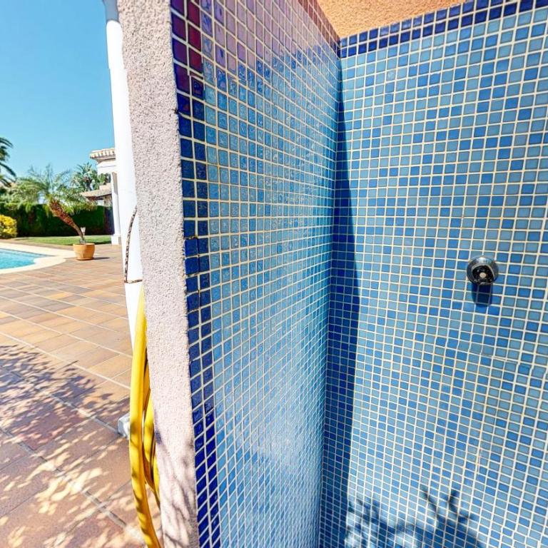 Villa Cuatro Soles en Denia, con piscina privada, jardín y terraza con barbacoa by Family Homes - Villa de 5 dormitorios - 41