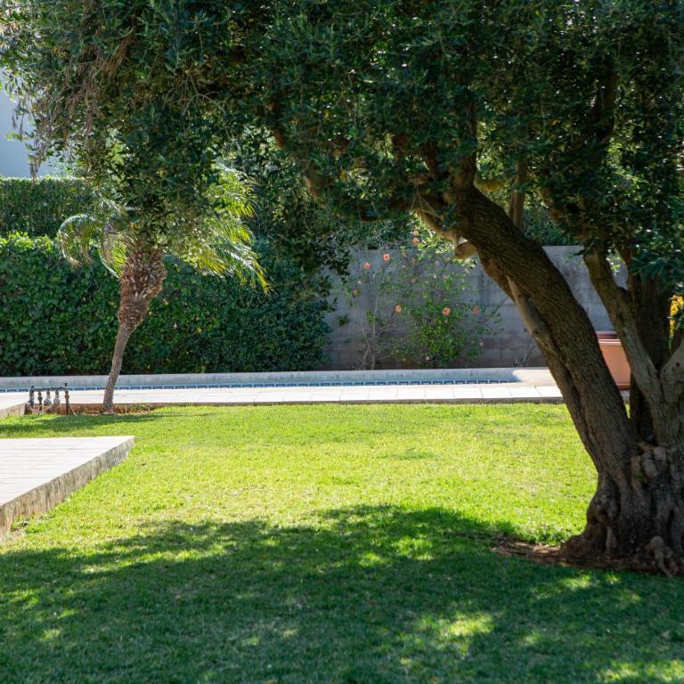 Villa Cuatro Soles en Denia, con piscina privada, jardín y terraza con barbacoa by Family Homes - Villa de 5 dormitorios - 19