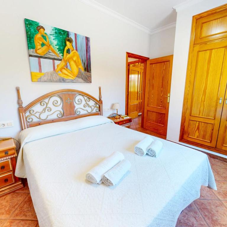 Villa Cuatro Soles en Denia, con piscina privada, jardín y terraza con barbacoa by Family Homes - Villa de 5 dormitorios - 38