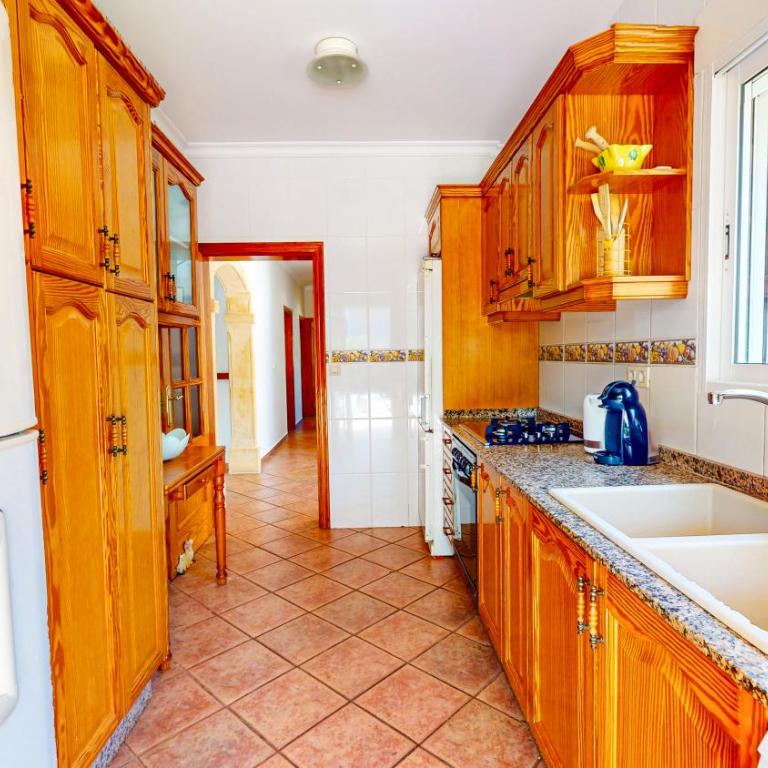 Villa Cuatro Soles en Denia, con piscina privada, jardín y terraza con barbacoa by Family Homes - Villa de 5 dormitorios - 36