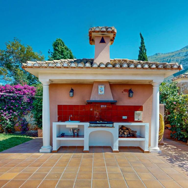 Villa Cuatro Soles en Denia, con piscina privada, jardín y terraza con barbacoa by Family Homes - Villa de 5 dormitorios - 4