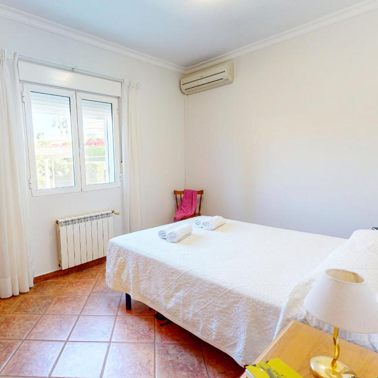 Villa Cuatro Soles en Denia, con piscina privada, jardín y terraza con barbacoa by Family Homes - Villa de 5 dormitorios - 28