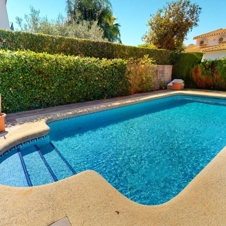 Villa Cuatro Soles en Denia, con piscina privada, jardín y terraza con barbacoa by Family Homes - Villa de 5 dormitorios - 30