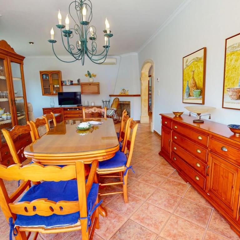 Villa Cuatro Soles en Denia, con piscina privada, jardín y terraza con barbacoa by Family Homes - Villa de 5 dormitorios - 31