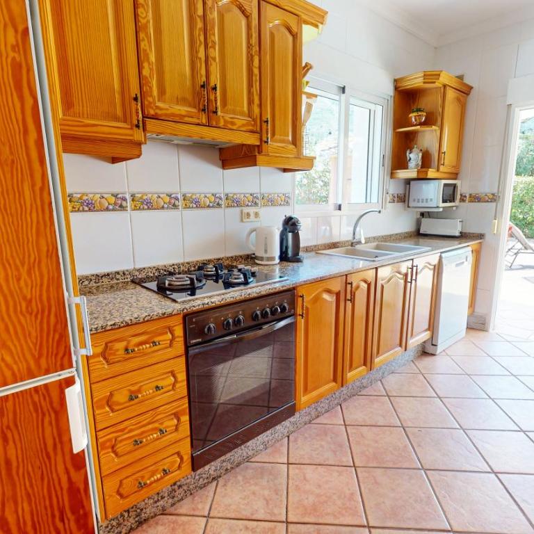 Villa Cuatro Soles en Denia, con piscina privada, jardín y terraza con barbacoa by Family Homes - Villa de 5 dormitorios - 26