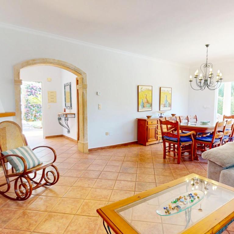 Villa Cuatro Soles en Denia, con piscina privada, jardín y terraza con barbacoa by Family Homes - Villa de 5 dormitorios - 23