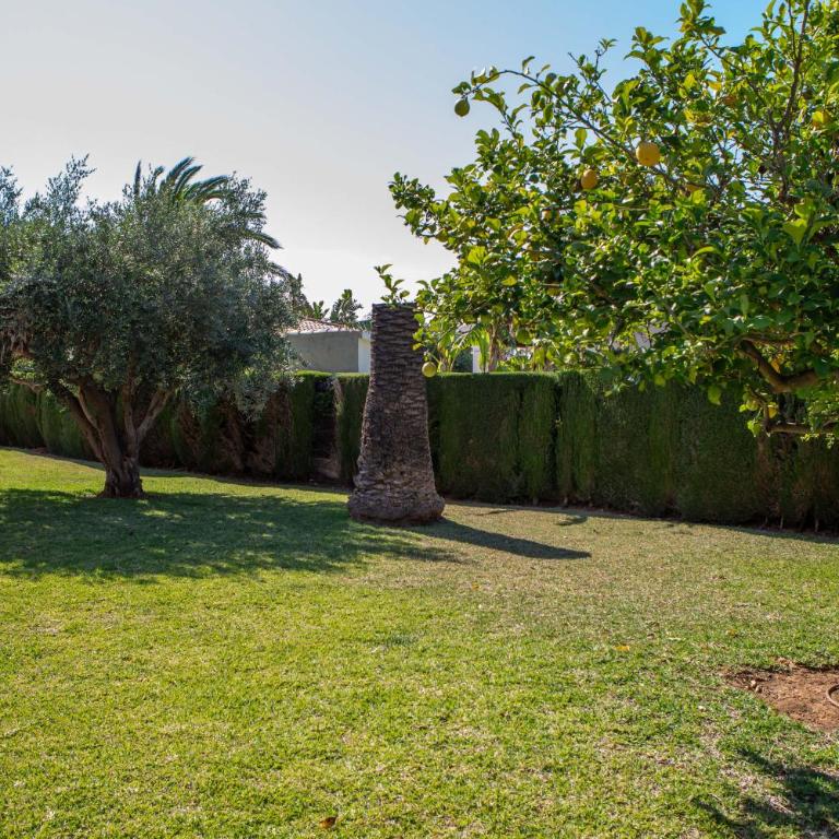 Villa Cuatro Soles en Denia, con piscina privada, jardín y terraza con barbacoa by Family Homes - Villa de 5 dormitorios - 22