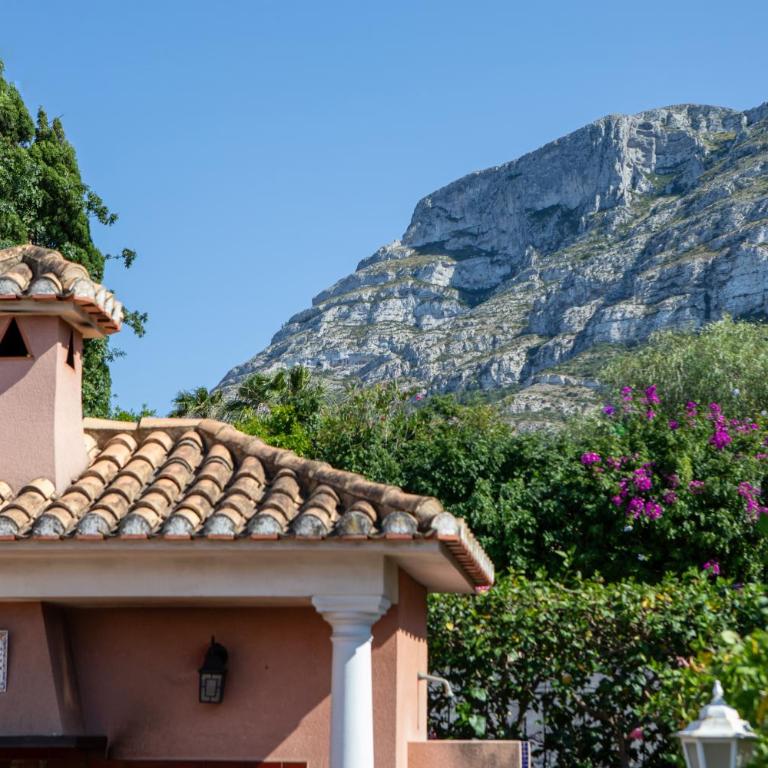 Villa Cuatro Soles en Denia, con piscina privada, jardín y terraza con barbacoa by Family Homes - Villa de 5 dormitorios - 56