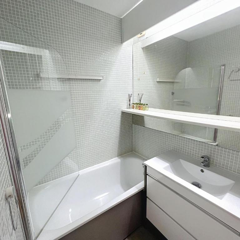 Le Veymont - One-Bedroom Apartment - 8