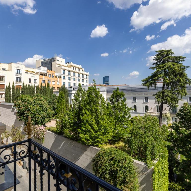 URSO Hotel & Spa, a Small Luxury Hotel of the World - Deluxe Double or Twin Room with Garden View - 3