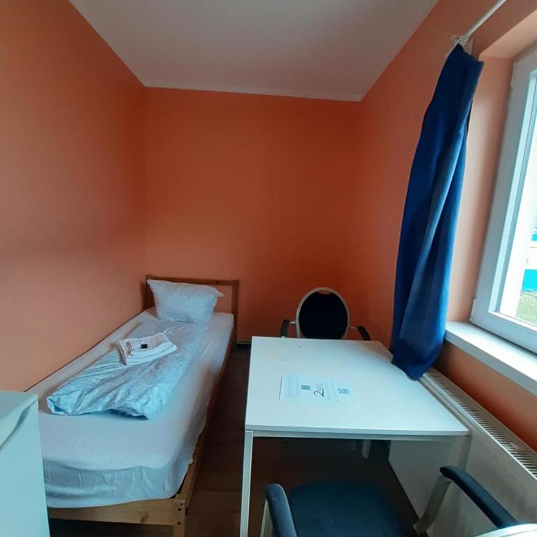 2-Rent Group Hostel Rooms&Apartments TUB19A - Zweibettzimmer mit Gemeinschaftsbad - 2