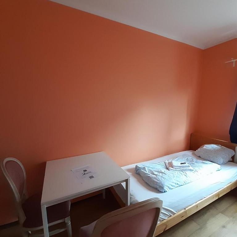 2-Rent Group Hostel Rooms&Apartments TUB19A - Zweibettzimmer mit Gemeinschaftsbad - 3