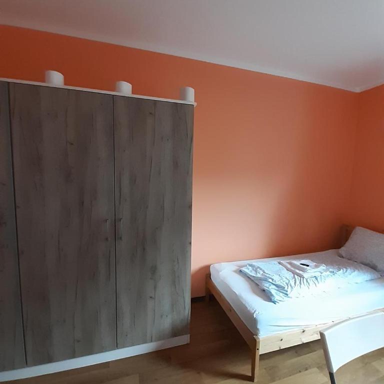 2-Rent Group Hostel Rooms&Apartments TUB19A - Dreibettzimmer mit Gemeinschaftsbad - 2