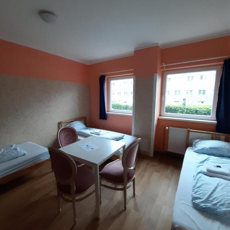 2-Rent Group Hostel Rooms&Apartments TUB19A - Dreibettzimmer mit Gemeinschaftsbad - 2