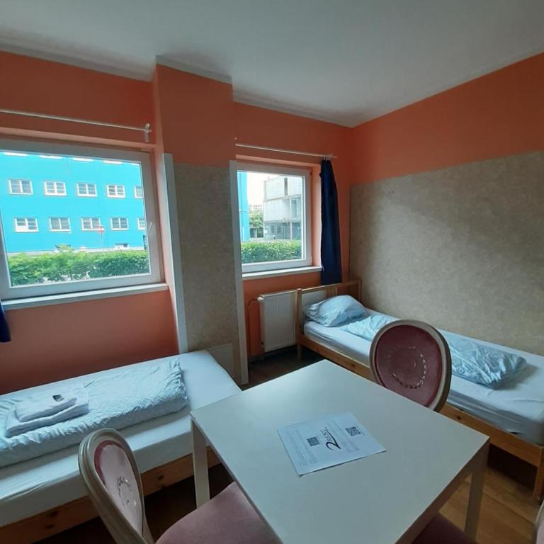 2-Rent Group Hostel Rooms&Apartments TUB19A - Dreibettzimmer mit Gemeinschaftsbad - 1