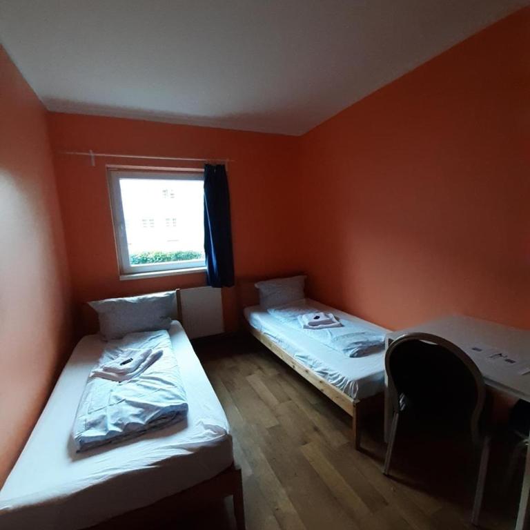 2-Rent Group Hostel Rooms&Apartments TUB19A - Zweibettzimmer mit Gemeinschaftsbad - 2
